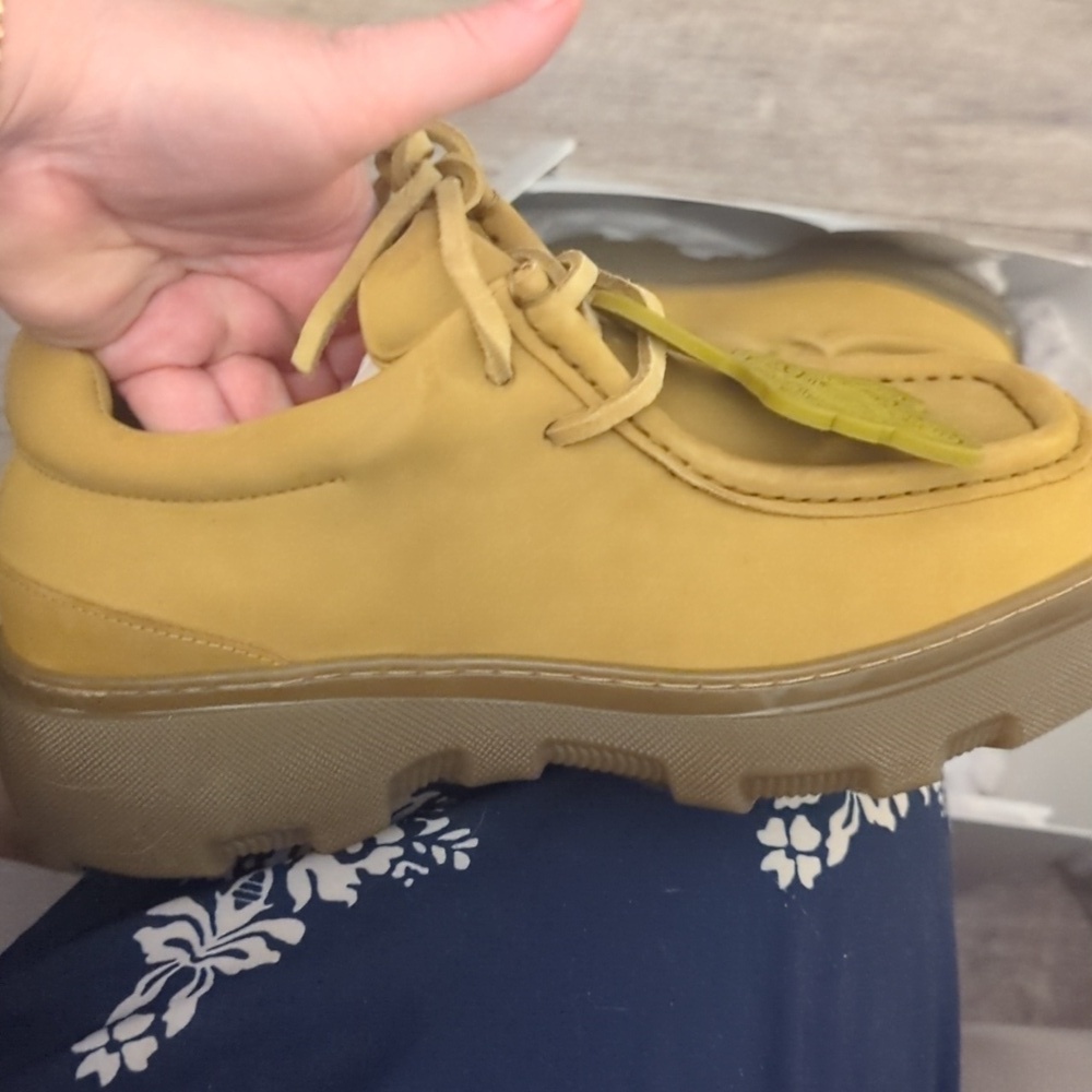 Burberry Men's Tan Leather Loafers with Blue Logo Brand New - Picture 10 of 16